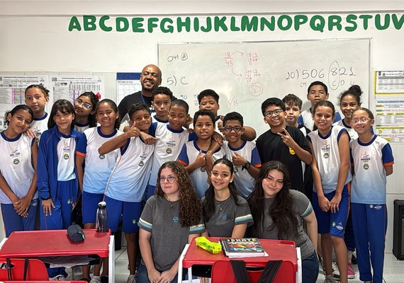 Educação que une: estudantes de escola particular preparam alunos de escola pública para o SAEB