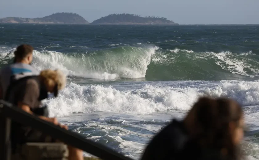 Guarda-vidas buscam casal que desapareceu na Praia do Leme