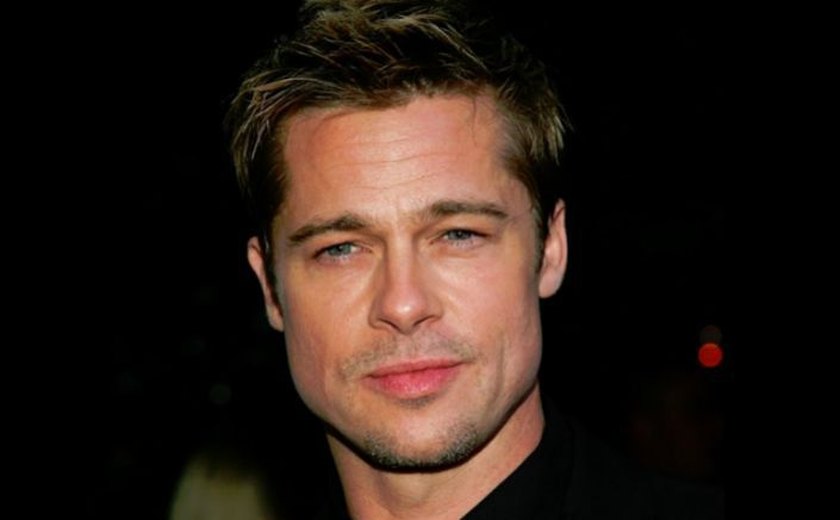 Sem barba, Brad Pitt aparece rejuvenescido e espanta os fãs