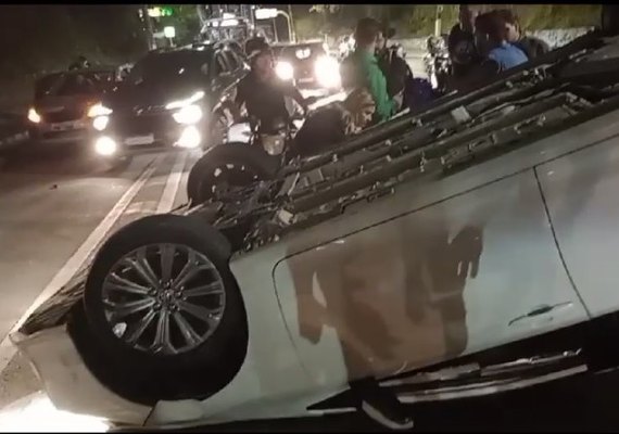 Motorista capota veículo na Leste-Oeste e é preso por embriaguez ao volante