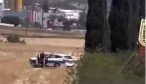 Policiais são flagrados fazendo sexo dentro de viatura à luz do dia