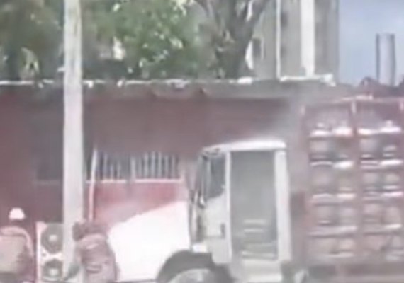 Caminhão carregado com botijões de gás pega fogo em avenida de Maceió