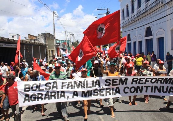 Pela retomada da reforma agrária, Sem Terra de Alagoas realizam marcha na capital