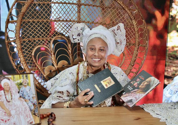 Mãe Neide Oyá d’Oxum celebra mais um livro lançado pela Imprensa Oficial