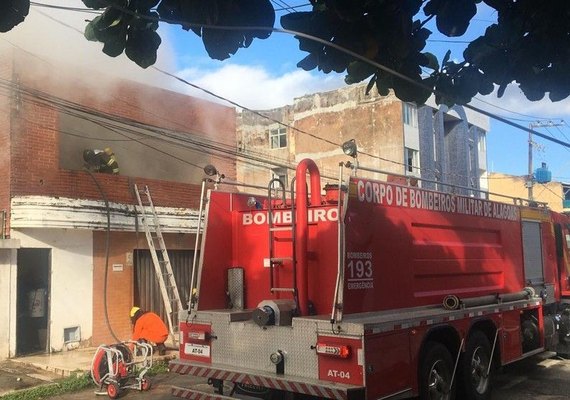 Carreta quebra em avenida de Maceió e deixa trânsito lento