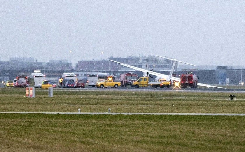 Trem de pouso de avião cai durante aterrissagem em aeroporto da Holanda