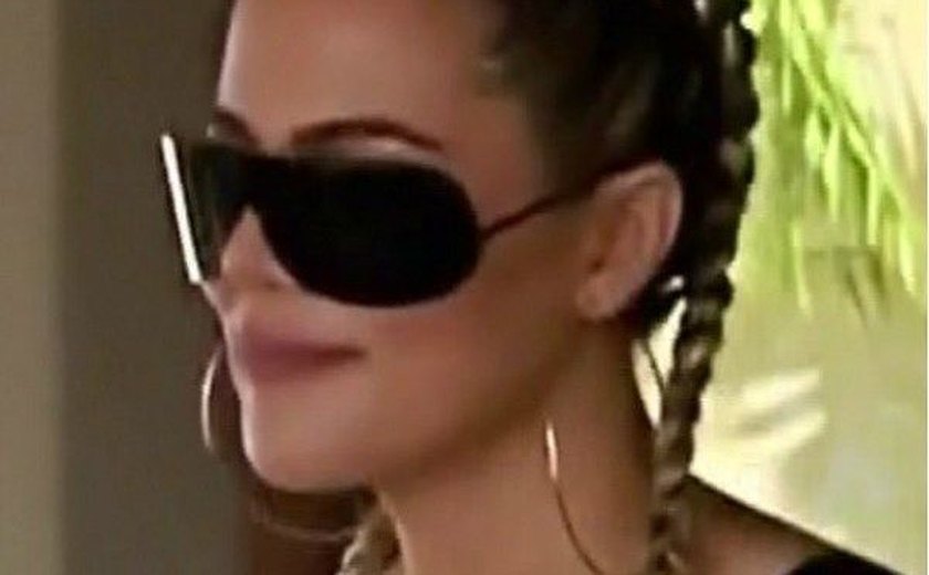 Khloé Kardashian é flagrada com cigarro suspeito em cena de reality show