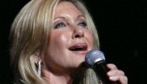 Olivia Newton-John vai tratar câncer com óleo medicinal de maconha