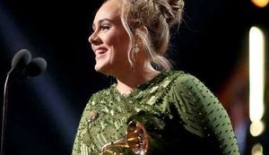 Adele quebra troféu para dividir com Beyoncé e erra nota de música no Grammy