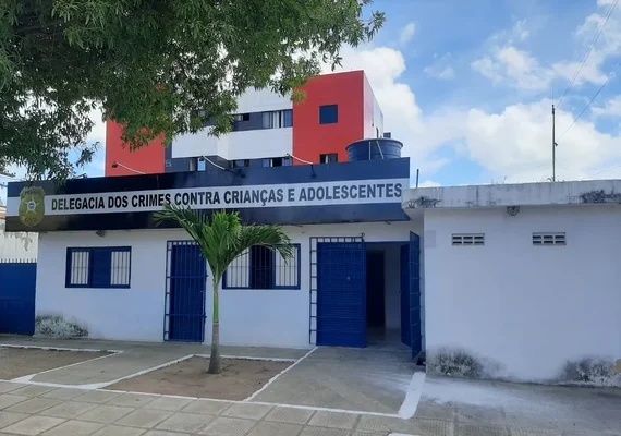 Pai se entrega à polícia após estuprar a própria filha no Farol