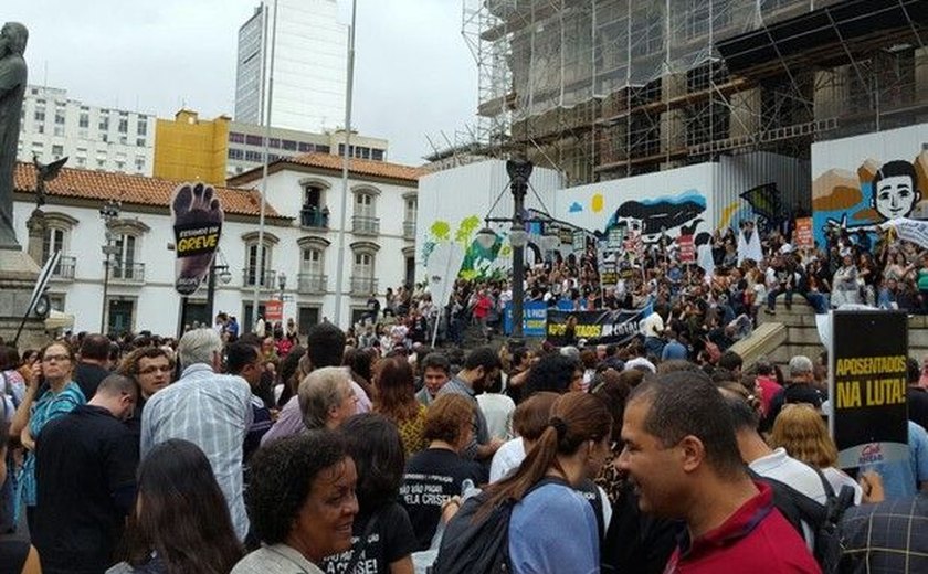 Servidores do RJ protestam contra medidas do governo estadual