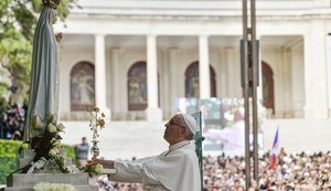 Papa Francisco percorre Fátima em papamóvel e vai a santuário