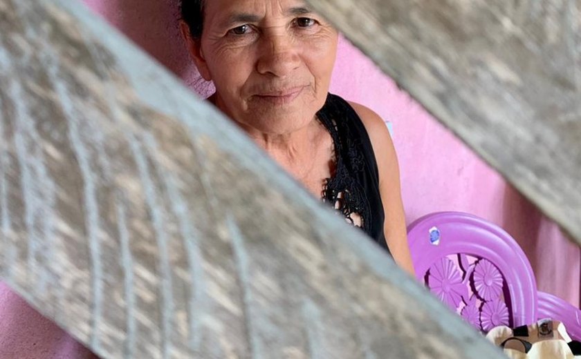 Artista alagoana expõe no RJ pinturas sobre novelas e cotidiano rural