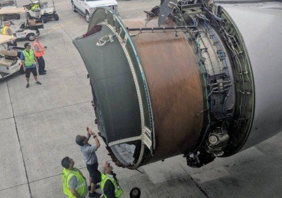 Avião faz pouso de emergência após turbina se desintegrar no ar