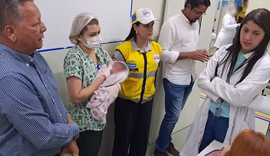 Recém-nascida é resgatada após queda provocada por mãe sob efeito de álcool em Maceió