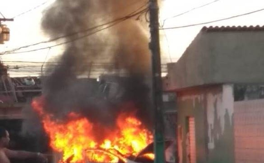 Carro pega fogo no Benedito Bentes e chamas são controladas pelos bombeiros; assista