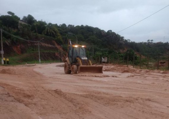 Após deslizamento, Avenida Pierre Chalita é interditada para realização de serviço