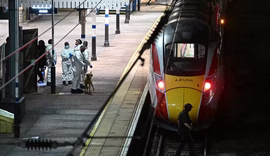 Ataque com faca em trem deixa feridos na Inglaterra