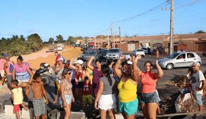 Protesto: moradores do Conjunto Aprígio Vilela reclamam da falta d'água