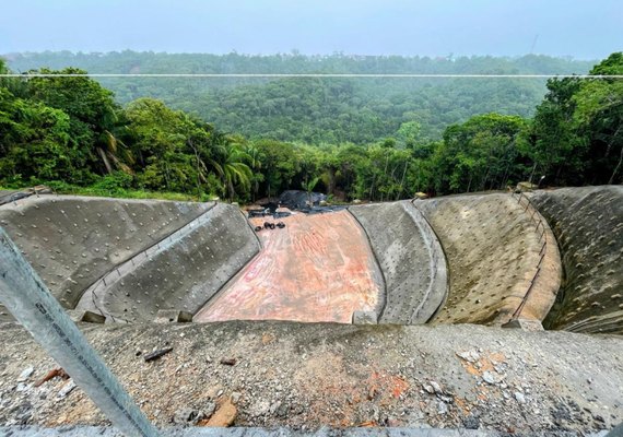 Obra de contenção na encosta do João Sampaio está em fase de finalização