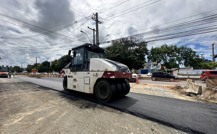 Trechos de ampliação das avenidas Durval de Góes Monteiro e Menino Marcelo recebem pavimentação
