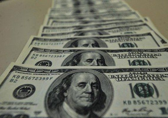 Dólar fecha com leve alta nesta segunda ante real em dia de agenda vazia