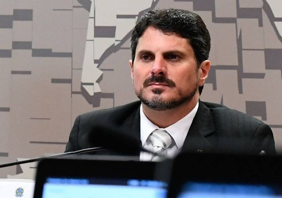 Senador Marcos do Val é levado para colocar tornozeleira eletrônica