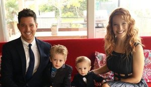 Site diz que filho de Michael Bublé tem 90% de chance de sobreviver a câncer