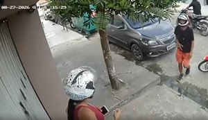Dupla em motocicleta assalta mulher em plena luz do dia em Arapiraca