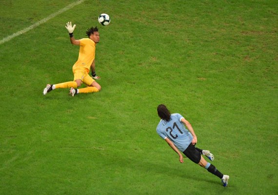 Uruguai tem três gols anulados e é eliminado para Peru nos pênaltis