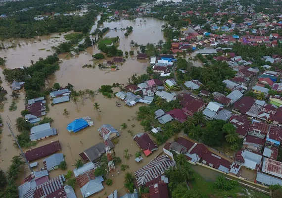 Enchentes na Indonésia deixaram mais de 1 mil mortos e 1,2 milhão de desabrigados