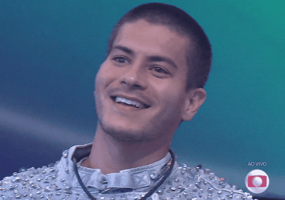 Ator Arthur Aguiar fica sem contrato com a Globo após vencer o 'Big Brother Brasil 22'