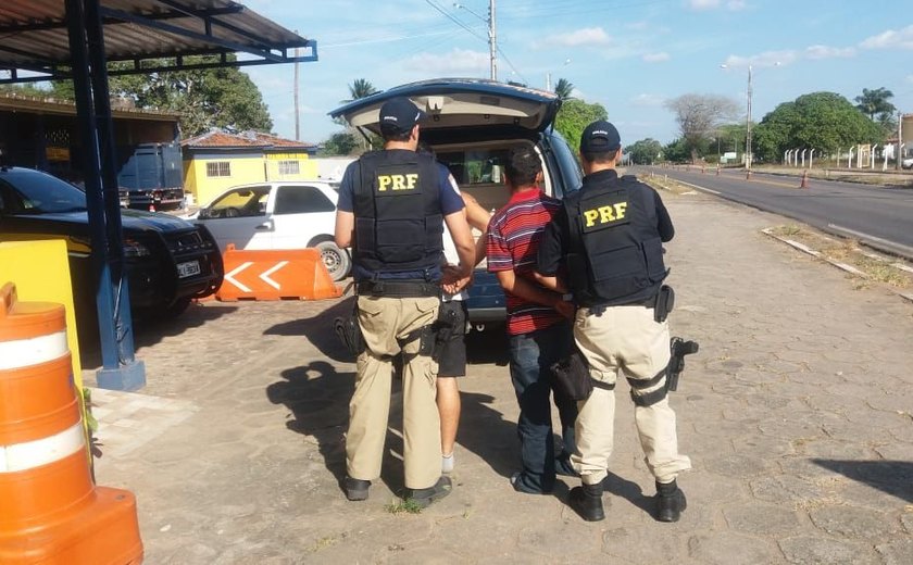 Dupla é presa pela PRF com carro roubado e papelotes de maconha na BR-316