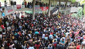 Em assembleia lotada, professores, técnicos e estudantes se unem em defesa da Ufal