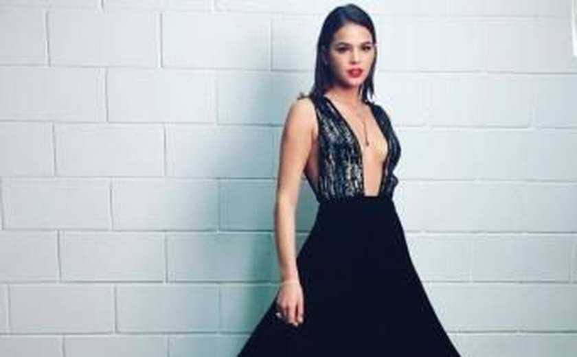Bruna Marquezine usa vestido de R$ 56 mil para gravação de programa na TV
