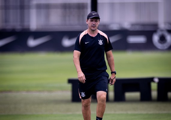 Corinthians demite Fernando Diniz após derrota para o Internacional