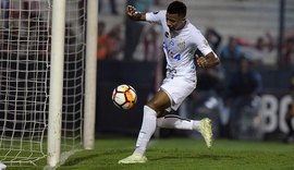 Com show de Vanderlei, Santos vence Estudiantes e vira líder