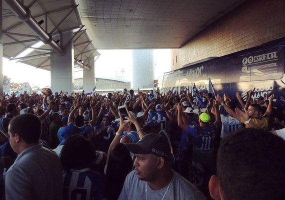 Milhares de torcedores lotam aeroporto para receber o CSA