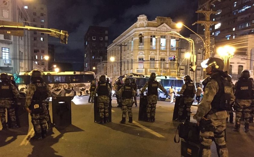PMs do Recife protestam e podem não fazer segurança do Galo da Madrugada