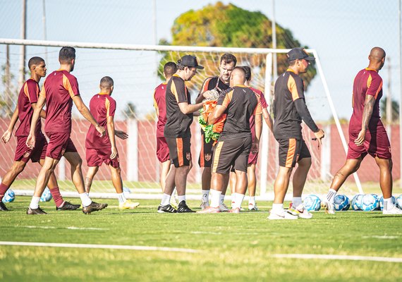 CRB finaliza treino para jogo contra Tombense