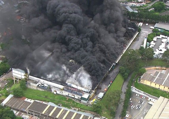 Incêndio de grandes proporções atinge galpão no município de Osasco-SP