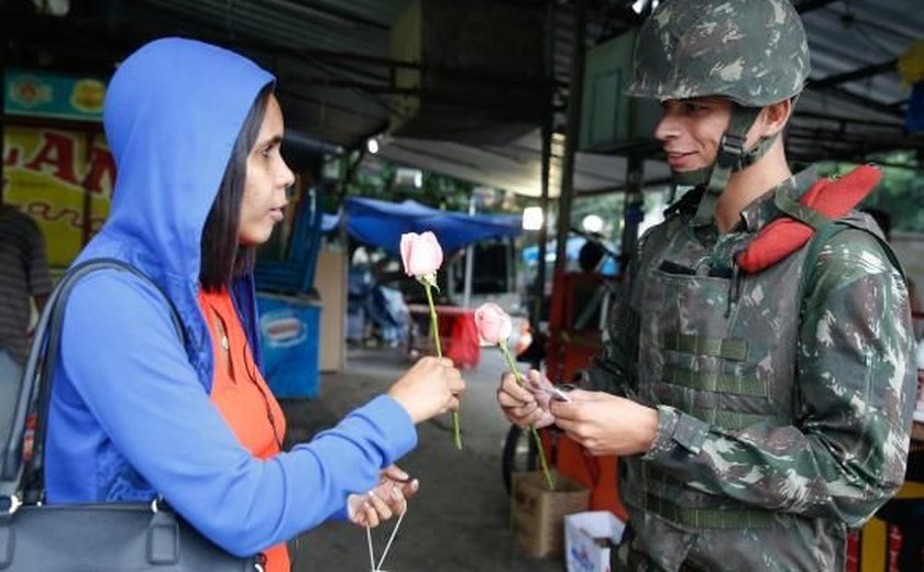 Forças Armadas distribuem flores no Rio de Janeiro no Dia Internacional da Mulher