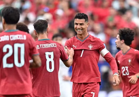 Portugal goleia Uzbequistão com dois de Cristiano Ronaldo