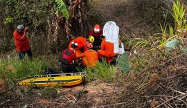 Motociclista é resgatado após queda de 8 metros em ribanceira no interior de Alagoas