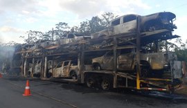 Vídeo: caminhão cegonha com oito veículos Chevrolet S-10 pega fogo e carga é destruída