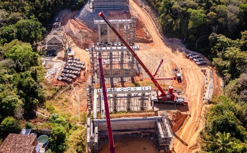 Vice-prefeito e titular da Seminfra vistoria obras da Linha Verde na parte alta