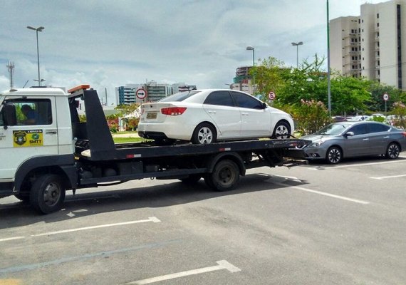 Em primeiro dia da Zona Azul, 74 veículos são autuados e três removidos