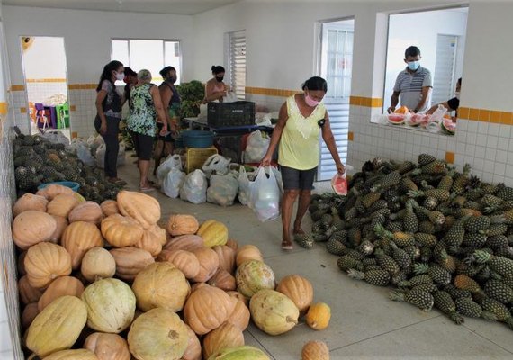 Semed Penedo distribui alimentos adquiridos por chamada pública