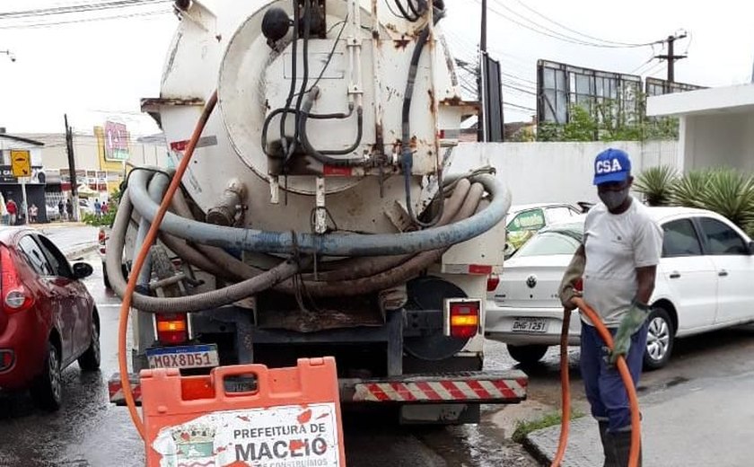 Equipes monitoram problemas causados pelas chuvas neste sábado