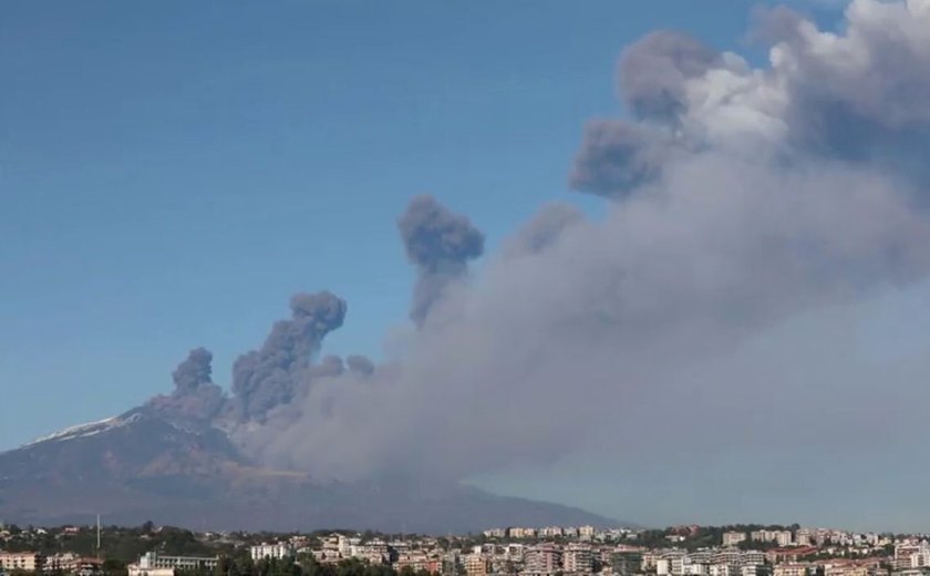 Vulcão Etna entra em erupção na Itália e fecha aeroporto na Sicília